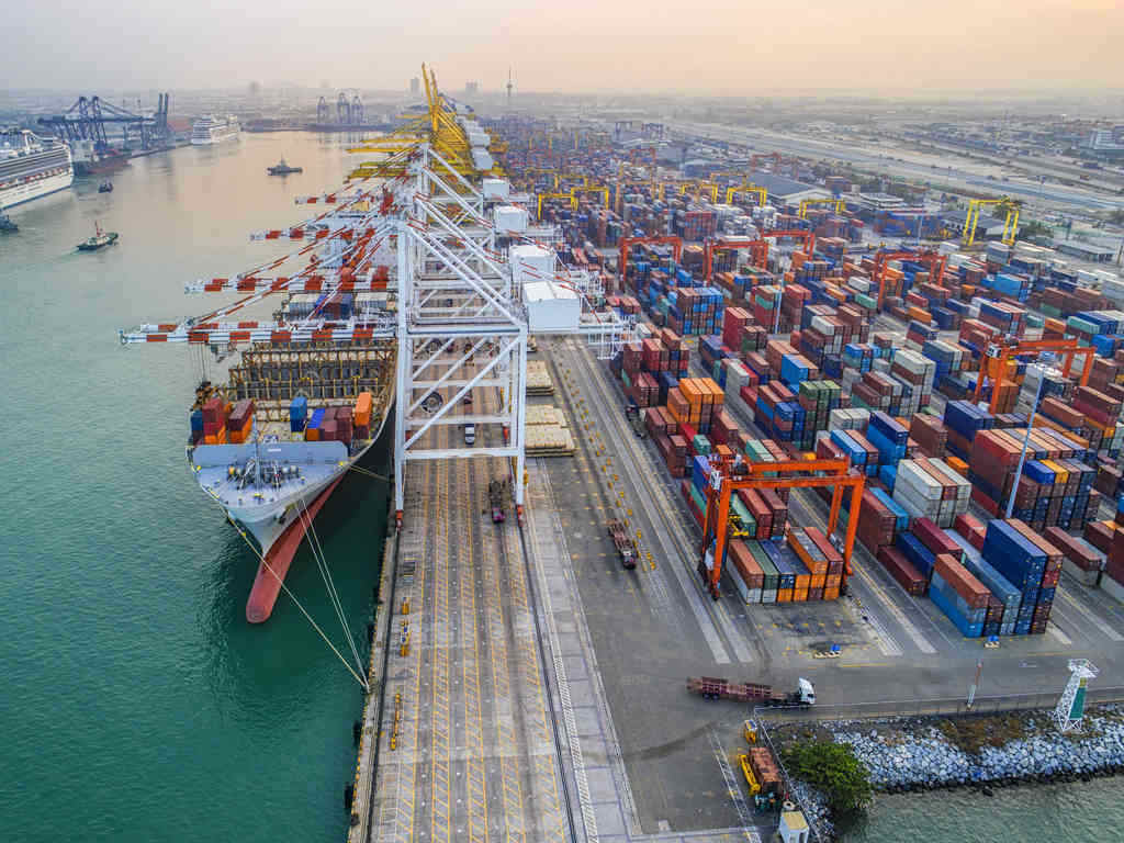 Porto cheio de navios com carga para ilustrar o que é a tarifa portuária